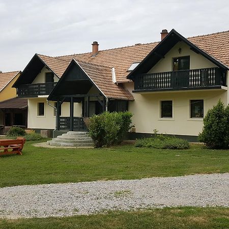 Panzio-Kemping Bekoelce Bed & Breakfast Bekolce Exterior photo