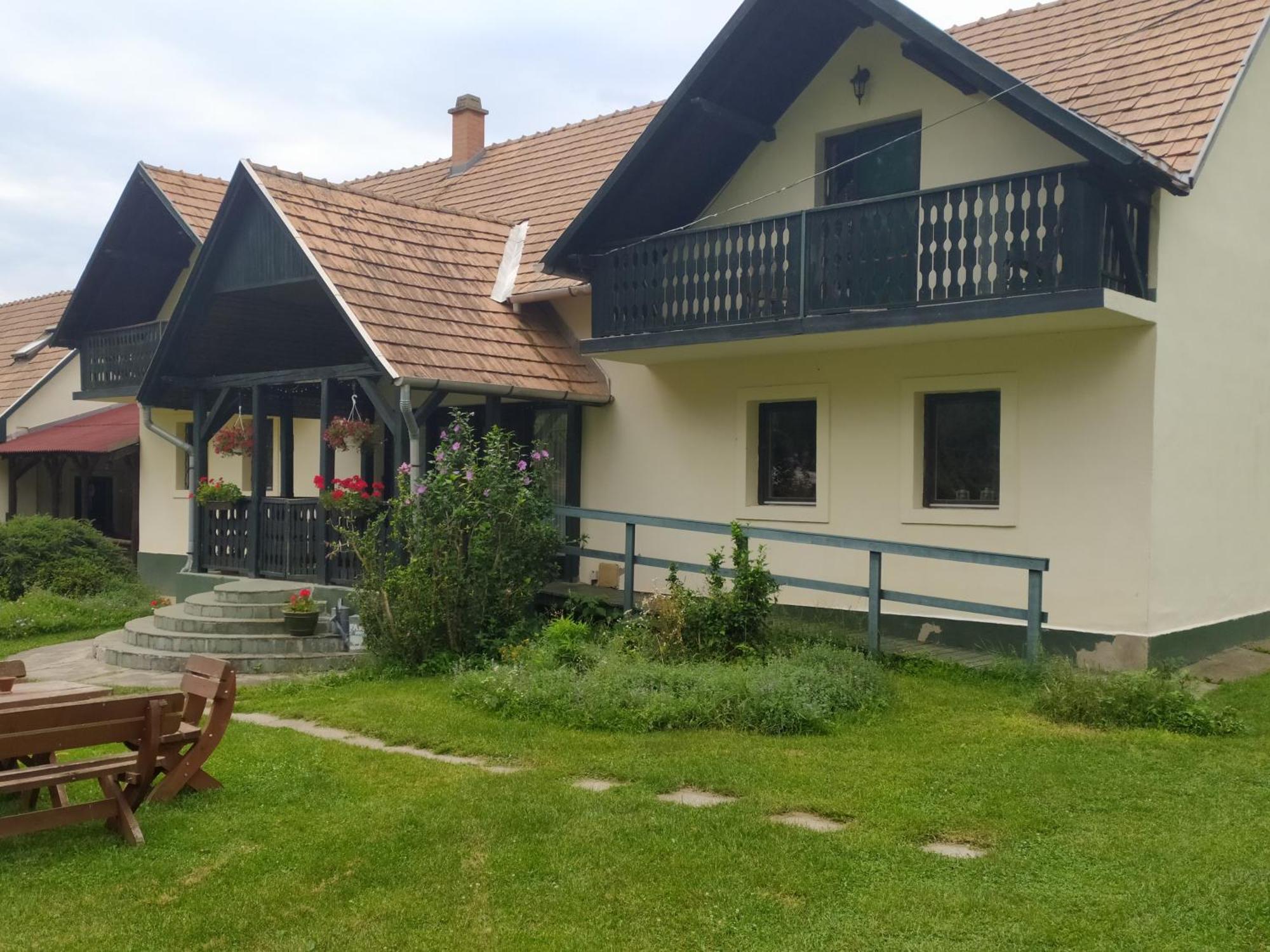 Panzio-Kemping Bekoelce Bed & Breakfast Bekolce Exterior photo