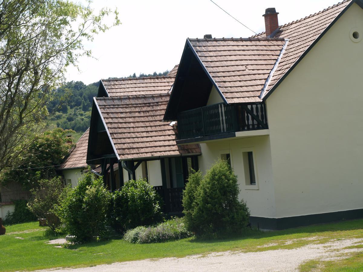 Panzio-Kemping Bekoelce Bed & Breakfast Bekolce Exterior photo