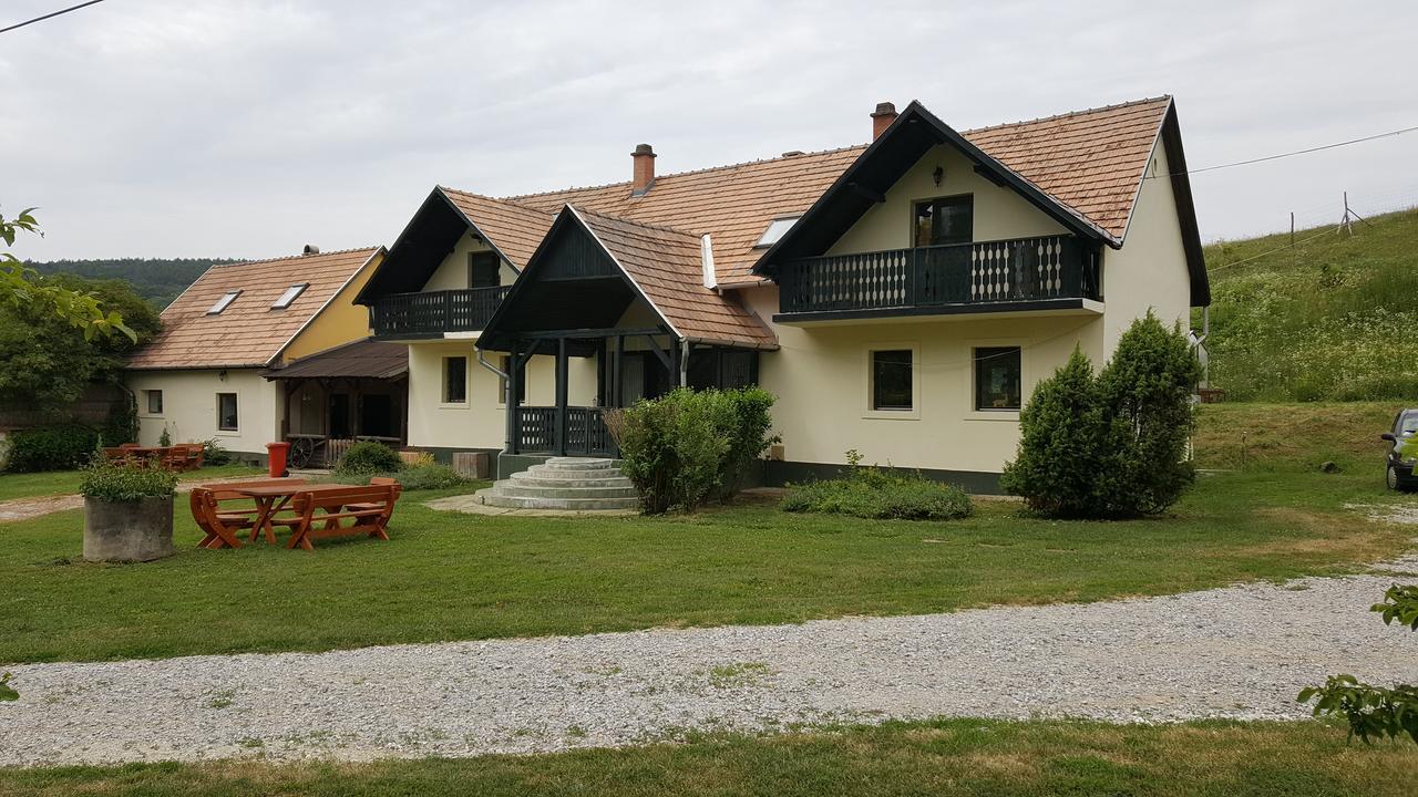 Panzio-Kemping Bekoelce Bed & Breakfast Bekolce Exterior photo